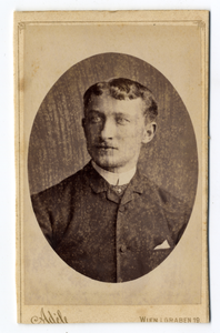 221600 Portret van mr. A.A. baron van Nagell. Borstbeeld van voren, in ovaal.